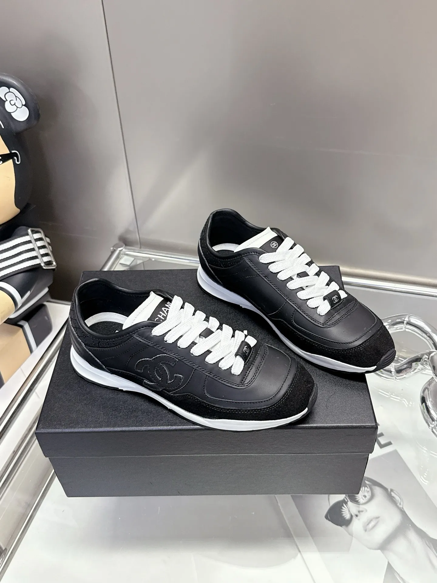 👟👟Ex-factory price 500👟👟 (size 35-40) Chanel 25p panda sneakers! It’s really out of the spotlight recently, and there’s a reason why it’s so popular! The upper is made of first-layer calfskin, with a sheepskin lining, which is breathable and comfortable. It has a full whitening effect and can easily show off your slender legs when paired with any style of clothes. Whoever wears it will look better~ The comfort level is simply amazing. Beauty and comfort coexist, and they are extremely versatile. Wearing it can easily walk ten or twenty thousand steps without any pressure, and it feels light and breathable. The classic black and white color scheme is really the best for spring and summer wear! No matter what kind of clothes you wear in daily life, you can never go wrong. You can mix and match them beautifully and look very delicate and stylish. People with wide feet don’t have to worry about making their feet look fat. Wearing it will make your feet look better. I really love this pair of shoes. Come and get a pair to make your steps more comfortable and fashionable!
